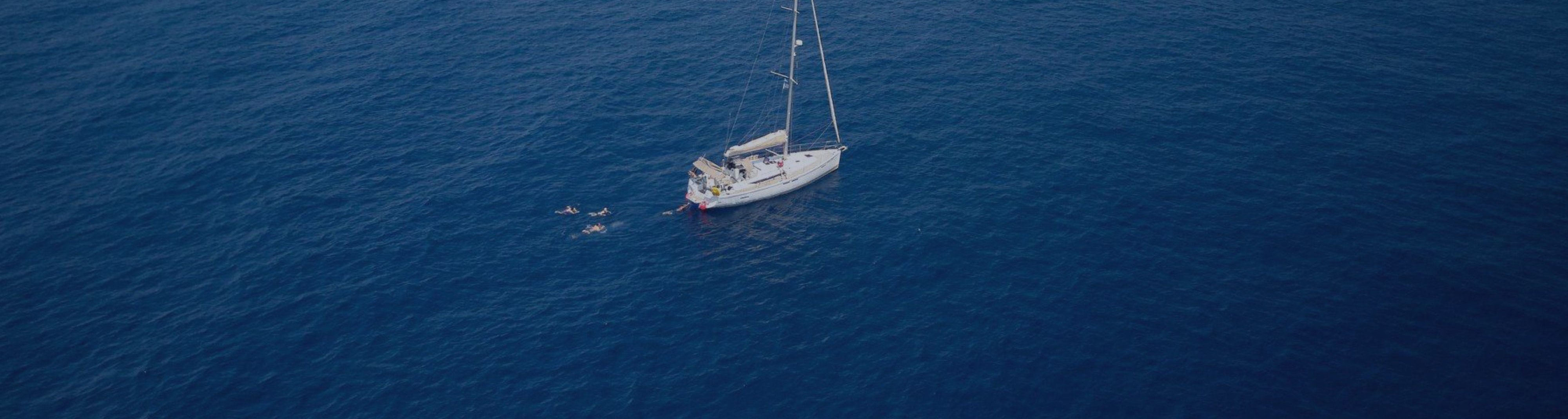 Яхта у відкритому морі